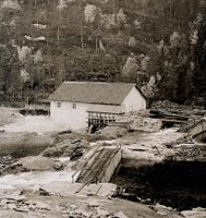 Her ser vi anlegget ved Glomfoss bruk med Glomsdammen før 1914. Ukjende data.