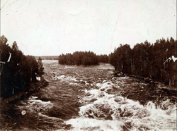 Glomma etter Øyeren, før dette området med neddemmet. Foto: Norsk Folkemuseum (før 1917).