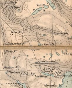 På dette kartetutsnittet ser vi "Glomsrud Sr" mellom "Ilen Sr" (Ilenvollen) og "Hole Sr" (Gamle Holo seter ved Maurtjern). Nederst til Høyre ser vi Glitre, den største innsjøen i Finnemarka i Buskerud. Glomsrudkollen er rett utenfor kartet til venstre.