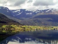 Frå Sørstranda vest av Sandane. Foto: Leif-Harald Ruud (2002).