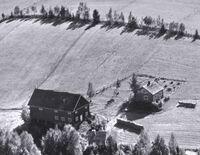 Gnr. 8-1 Drengsrud østre i Vestre Toten Foto: Widerøe Flyveselskap (1951).
