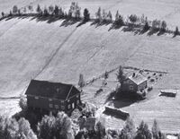 Gnr. 8-1 Øver-Drengsrud (Drengsrud østre) Foto: Widerøe Flyveselskap (1951).