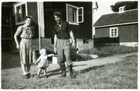 Gerd og Alf Pettersen i Gråbo i Sverige. Jon Elling blei født 15. mars 1943, to måneder etter flukten. Foto: Privat eie (1945)