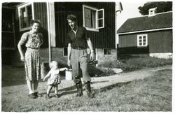 Alf og Gerd Pettersen i Gråbo i Sverige. Jon Elling ble født 15. mars 1943, to måneder etter flukten. Foto i privat eie.