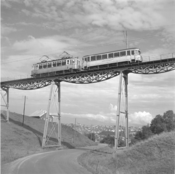 Gråkallbanen på Hoemsbrua: Funna viadukt fra Meråkerbanen ble til Hoemsbrua. Med HaWa motorvogn 1924 og Skabo tilhenger 1947. Klaus Forbregd/NTNU UB