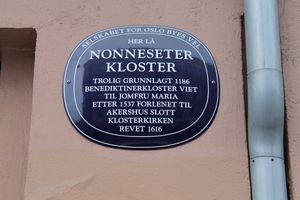 Grønlandsleiret i Oslo Nonneseter kloster blå plakett.JPG