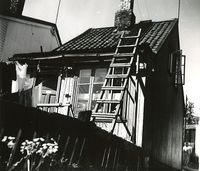 Klær til tørk på baksiden av Grønnegata 17 i Tromsø cirka 1960.