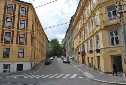 Den østlige delen, sett fra Pilestredet. Grønnegata 18 til høyre, Pilestredet 55 til venstre, Lassonløkken i bakgrunnen. Foto: Helge Høifødt (2009).