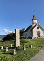 Bautaen har fått en sentral plassering - ved Grøtavær kirke. Foto: Tormod Ivar Kjelseth 2019.