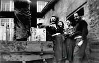 Her mottas en lastebil med kasser stemplet EMI rundt 1950. Bygningen i bakgrunnen er spinneriet. Damene er fra venstre Kirsten Johnsen, Rælingen, Gerd Nilsen, Strømmen og Annbjørg Granås, Volla.