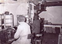 Grammofonplatefabrikken: Sliping og finpuss av platene etter pressingen.