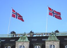 Flagg på taket av Grand Hotel, mars 2017. Foto: Stig Rune Pedersen