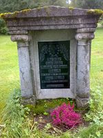 Det staselige gravminnet til Haakon og Inga Blikseth på kirkegarden i Nordlia.