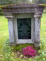 Det staselige gravminnet til Haakon og Inga Blikseth på kirkegarden i Nordlia.