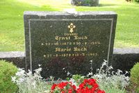 Gravminnet til fabrikkdirektør Ernst Ruch og kona Marie på Hoff kirkegard. Foto: Inger-Marit Østby (2015).