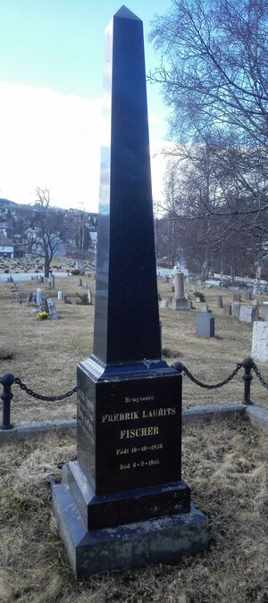 Grav Hunn Fischer.jpg