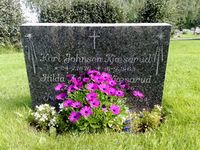Karl Johnsen Kjæsaruds familiegrav på kirkegarden i Nordlia