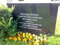 Gravsteinen til Kristian Haug, kona Karen og svigerinna Olga Lehne, Nordlia kirkegard. Kristian Haug slo sammen de to bruka på Stor-Nøkleberg til én gard i 1922. Foto: Jorun Vang (2008)