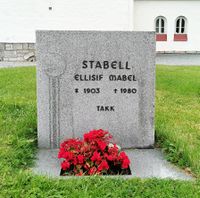 Gravsteinen til Ellisif Mabel Stabell (1903–80). Hun var bestyrer ved gamlehjemmet Gimle 1954–70. Foto: Trond Nygård (2020).