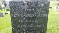 «Provst Peter Gustav Blom», nærbilde av teksten på gravminnet.