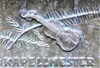 Fiolin som dekorasjon på kapellmesters grav, Haslum kirkegård. Foto: Stig Rune Pedersen