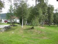 Vi ser her nokre av gravhaugane som ligg nord for parken og mellom husrekkene der. I 2023 særs godt teke vare på. Foto: Olav Momrak-Haugan. 2010