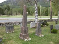 På Veum kyrkjegard står desse gravminna over John og Torbjørg Lie.