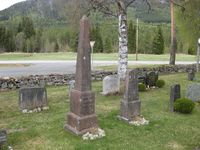 På Veum kyrkjegard står desse gravminna over John og Torbjørg Lie.