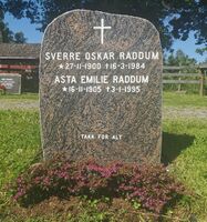 Gravstøtta til Sverre Oskar Raddum (1900–1984) og kona Asta Emilie Raddum (1905–1995). Sverre Oskar Raddum var sokneprest i Lunner fra 1946 til 1970. Foto: Trond Nygård (2025).
