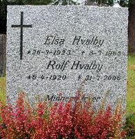 Rolf og Elsa Hvalbys grav på Raufoss kirkegård. Rolf Hvalby var banksjef. Foto: Tor Olav Haugland (2020).