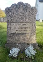 Gravminnet til Olinus Nyhuus, som var overlærer og botaniker.