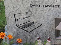 Motiv med PC på IT-gründers gravminne på Vestre gravlund i Oslo. Foto: Stig Rune Pedersen