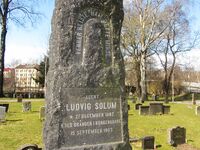 Agent Ludvig Solums gravminne på Gamlebyen gravlund. Han var blant de omkomne i storbrannen i Kongens gate i 1903 Foto: Stig Rune Pedersen