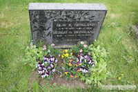 Gravminnet til Olav og Bergit Bergland på Veum kyrkjegard. Kjelde: Gravminner.no