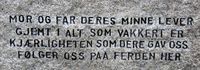 Gravminnetekst med hyllest til mor og far, Vestre gravlund i Oslo.