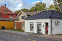 Gatemiljø fra det gamle handelssenteret på Greåker. Foto: Leif-Harald Ruud (2020)