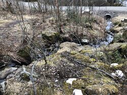 Grensebekken sett nedover mot Hellaveien ved Stenbekk.