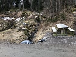 Grensebekken sett oppover fra Hellaveien ved Stenbekk.