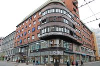 Den funksjonalistiske bygningen til Akers Sparebank i Grensen 3 ble tegna av Eide og Morgenstierne. Foto: Chris Nyborg (2013)