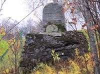 Grensestein nr 3 står i Gullhaugen Allé. Foto: Harstad Tidende.