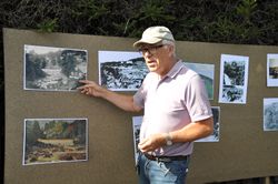 Arve Thune forteller ved hjelp av gamle bilder og kart han hadde satt opp på tre plater ved vegen.