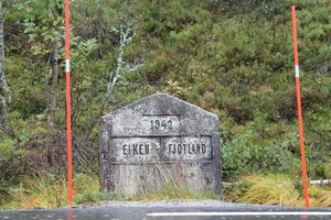 Grensestein Eiken-Fjotland.JPG