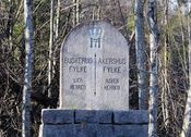 Haakon VIIs monogram på grensestein mellom Asker og Lier. Foto: Stig Rune Pedersen