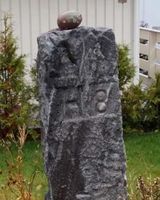 Grensestein nr. 8 som står i hagen i Audun Raudes gate 8, lengst nord i Harstadåsen, markerte grensa mellom Trondenes kommune og Harstad kommune. Foto: Gunnar E. Kristiansen.