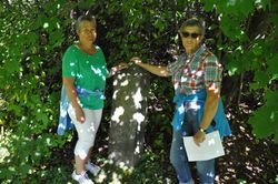 Magni Bekkelund, t.v., og Anne Marie Mæhlum syntes det hadde vært en interessant tur. Her ved en av grensesteinene på Brufoss.