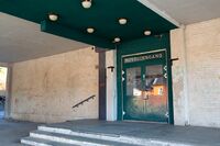 Greverud skole, bygg B: Grana, hovedinngang. Foto: Jonas Tisell (2023).