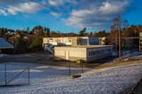 Brakkene på Greverud skole, som har stått her siden 2015. Skulle vært fjernet i 2020 ifølge kommuneplanen. Foto: Jonas Tisell (2023).
