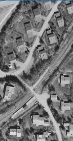 Flyfoto fra 1984: Aspeveien øverst til venstre og Sagbakken inn mot midten. Plattformen for reise mot Oslo sentrum nederst til venstre og avstigningsplattformen for reisende fra Oslo sentrum midt på bildet. Foto: 1881