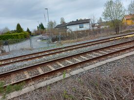 I dag: Sagbakken til venstre og plattformen for reisende mot Oslo sentrum lå til høyre. Foto: Pål Giørtz (2023).