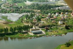 Grorud Jernvarefabrikk sin sagbladsproduksjon 1952 til 1977 i Sagdalen hvor Fjellhamarelva/Sagelva renner ut i Nitelva. Foto: Widerøes Flyveselskap/Museene i Akershus (1970).
